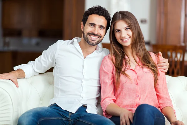 Koppel op sofa in de woonkamer — Stockfoto