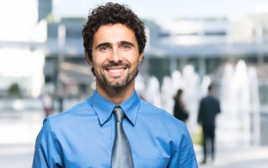 yakışıklı işadamı açık