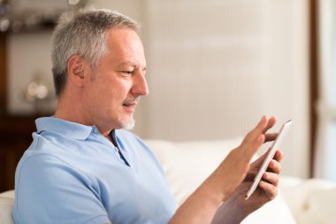 Cep telefonunu kullanan bir adam.