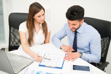 İş adamları bir belge okuyor 