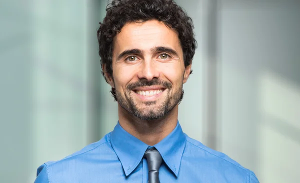 Bonito homem de negócios sorridente — Fotografia de Stock