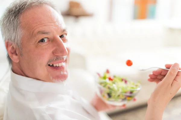 Hombre comiendo una ensalada — Foto de Stock