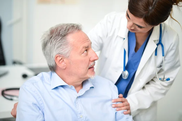 Disabled patient talking to doctor — Stock Photo, Image