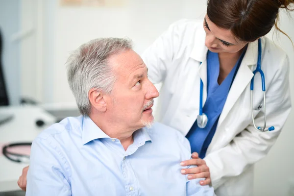 Patient handicapé parlant au médecin — Photo