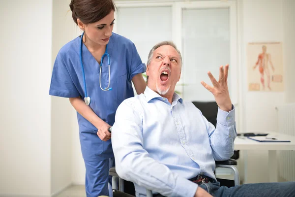 Paciente gritando a la enfermera — Foto de Stock