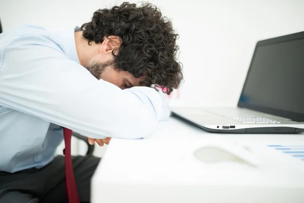Triste uomo d'affari sdraiato sulla scrivania — Foto Stock