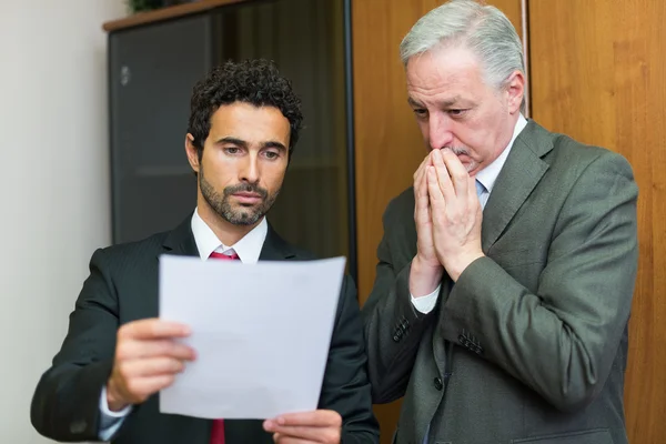 Hommes d'affaires lisant un document — Photo