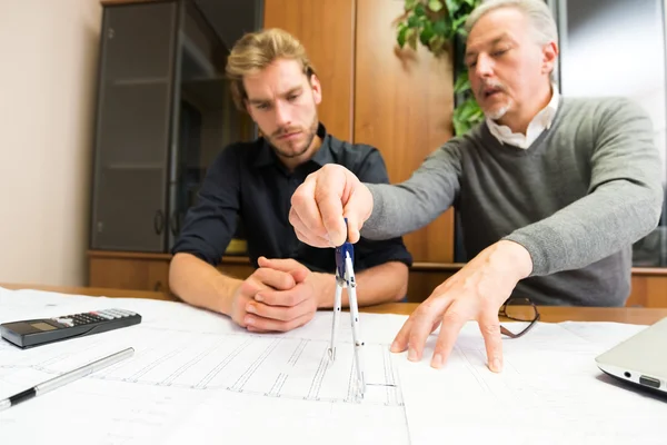 Persone al lavoro in ufficio — Foto Stock