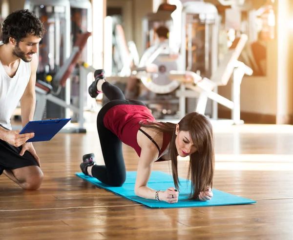 Mujer haciendo ejercicio en el gimnasio —  Fotos de Stock