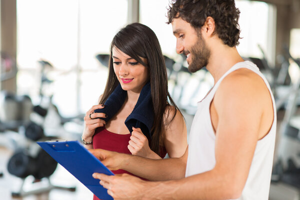 Женщина читает свою программу обучения
