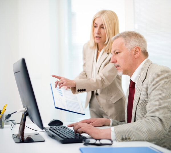 Деловые люди, работающие на рабочем столе
