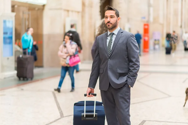 Homem caminhando na estação — Fotografia de Stock