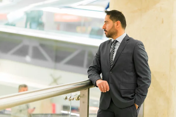 Businessman in business district — Stock Photo, Image