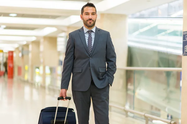 Hombre caminando en la estación — Foto de Stock