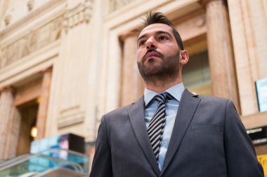 İşadamı merdivenlerden iniyor.