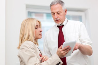 iş arkadaşları tablet kullanma