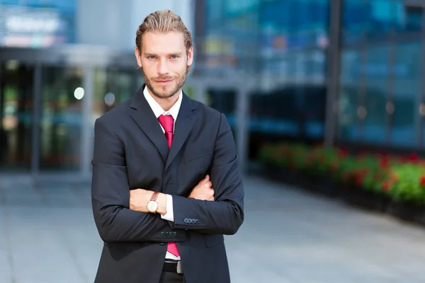 Bel homme d'affaires en plein air — Photo