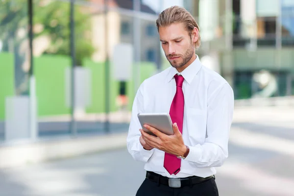 Biznesmen za pomocą tabletu — Zdjęcie stockowe