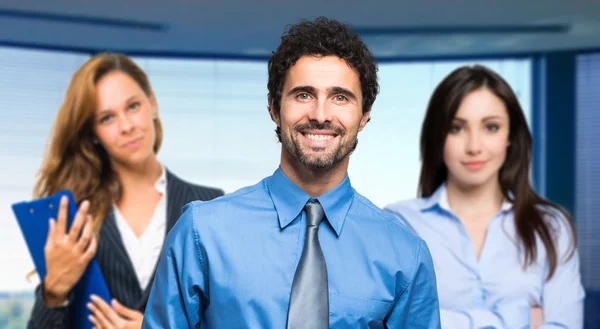 Geschäftspartner blicken vor die Kamera — Stockfoto