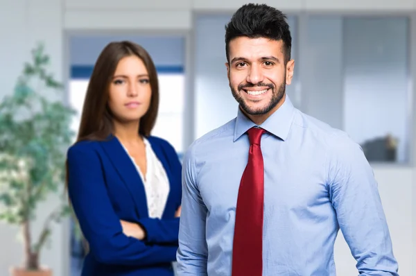 Zakelijke partners kijken naar camera — Stockfoto