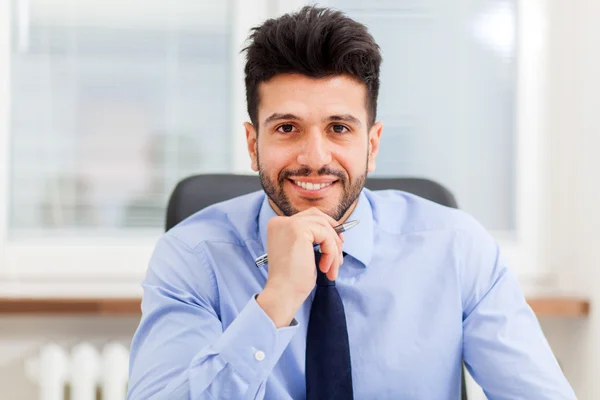 Hombre de negocios sonriente en el cargo — Foto de Stock