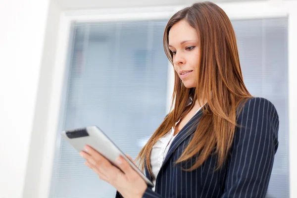 Geschäftsfrau mit Tablet — Stockfoto