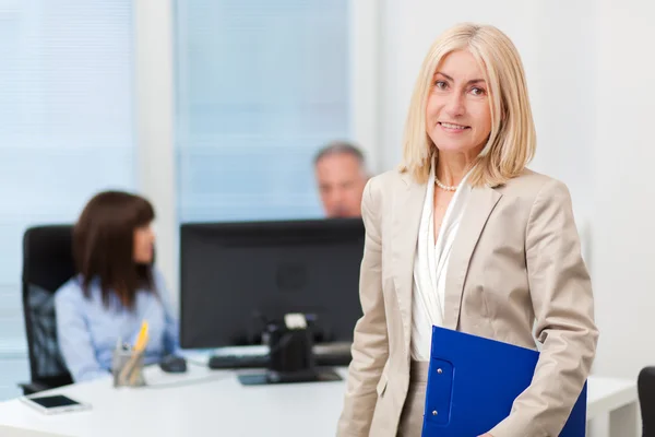 Leende affärskvinna på sitt kontor — Stockfoto