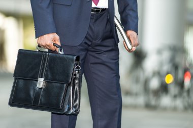 Çantayı tutan işadamı