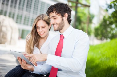 iş adamları tablet kullanma