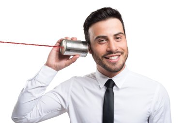 Bir teneke kutu telefonda konuşurken işadamı