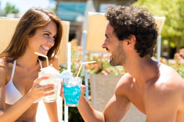 Konuşurken bir kokteyl içme Çift