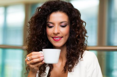 bir kahve içmek kadın