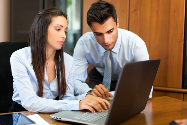 Pessoas de negócios usando laptop — Fotografia de Stock