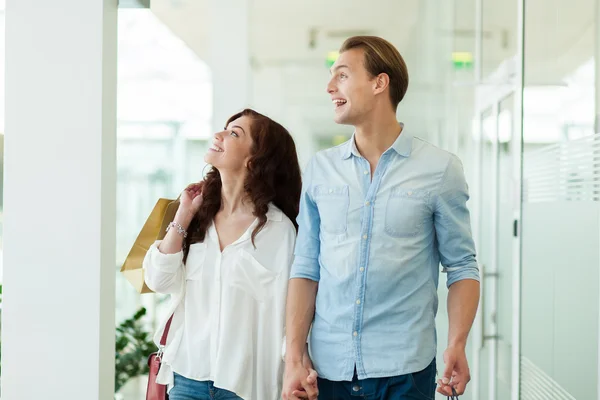 Glückliches Paar beim Einkaufen — Stockfoto