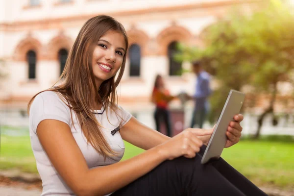 Frau mit digitalem Tablet — Stockfoto