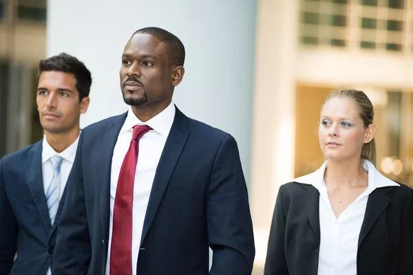 Afrikanischer Geschäftsmann vor seinem Team — Stockfoto