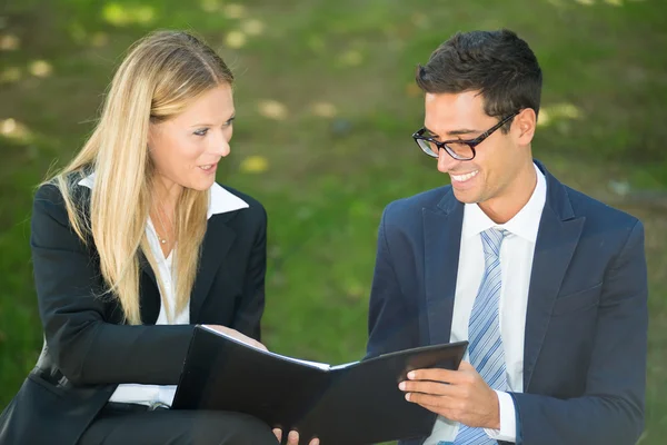 Gli uomini d'affari discutono — Foto Stock