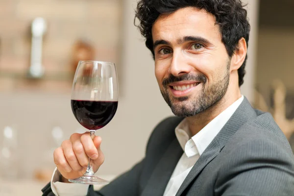 Φρυγάνισμα wineglasses άνθρωπος — Φωτογραφία Αρχείου