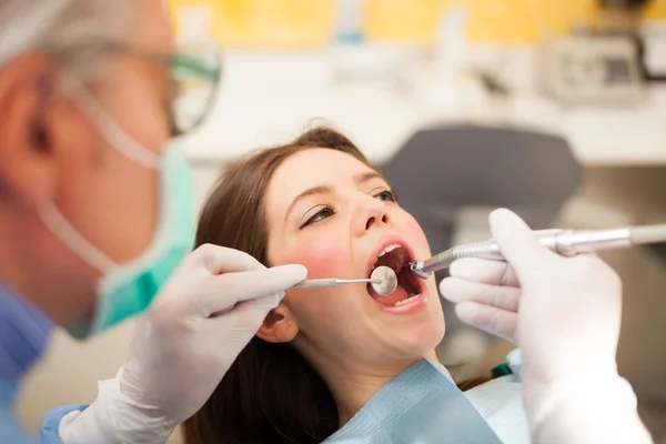 Dentiste faisant un traitement dentaire sur le patient — Photo