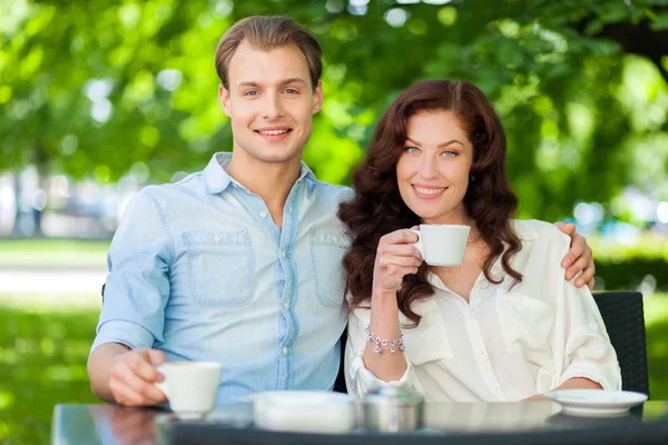 Cuplu care bea cafea — Fotografie, imagine de stoc