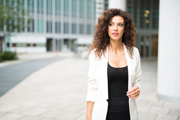 Frau läuft in der Stadt — Stockfoto