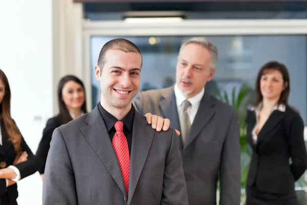 Homme d'affaires félicitant avec un employé — Photo