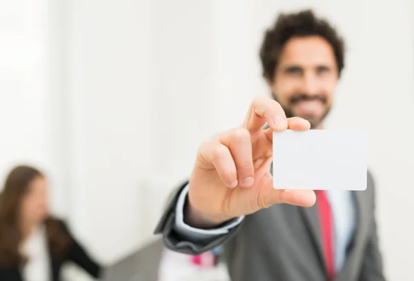 Empresário mostrando seu cartão de visita — Fotografia de Stock