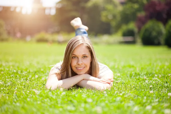 Žena ležící na trávě — Stock fotografie