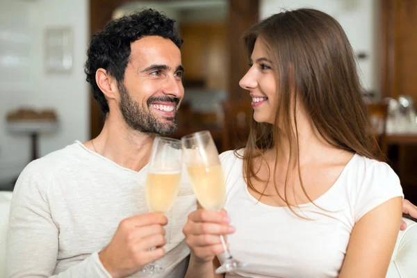 Casal tostando flautas de champanhe — Fotografia de Stock