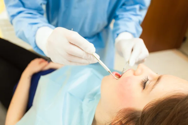 Dentista che effettua un trattamento dentale sul paziente — Foto Stock