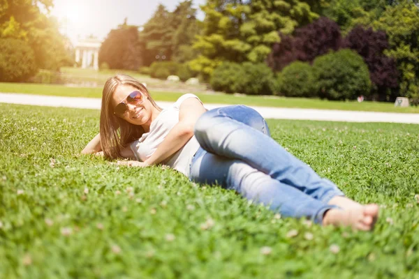Kvinde liggende på græsset - Stock-foto
