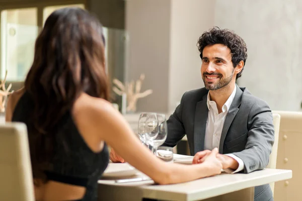 Koppel dineren in restaurant — Stockfoto