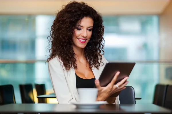 Frau nutzt digitales Gerät — Stockfoto