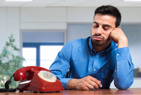 Empresario esperando una llamada — Foto de Stock